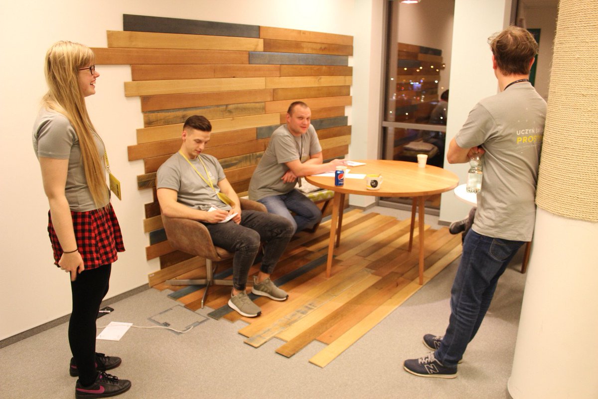 home_pl's tweet photo. Pierwsze konsultacje z mentorami już za uczestnikami #UI2017. Ponad 9 godzin pracy, a końca jeszcze nie widać :) Długa noc przed nami. #hackathon #SzczecinIT https://t.co/O0knfvjGEY