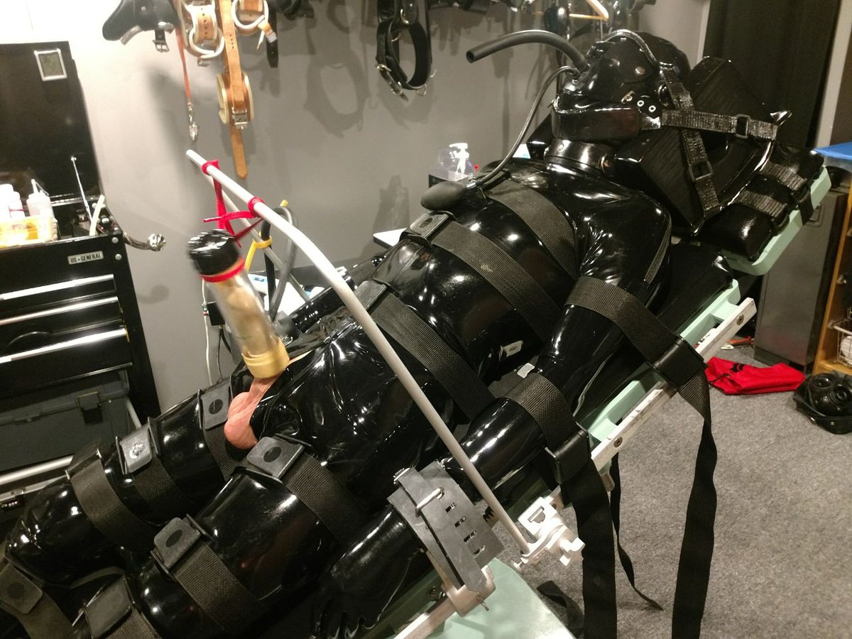 catseraph's tweet photo. Securely fastened by @rubberfreak last night 🤐 https://t.co/JSiTOLlYNI