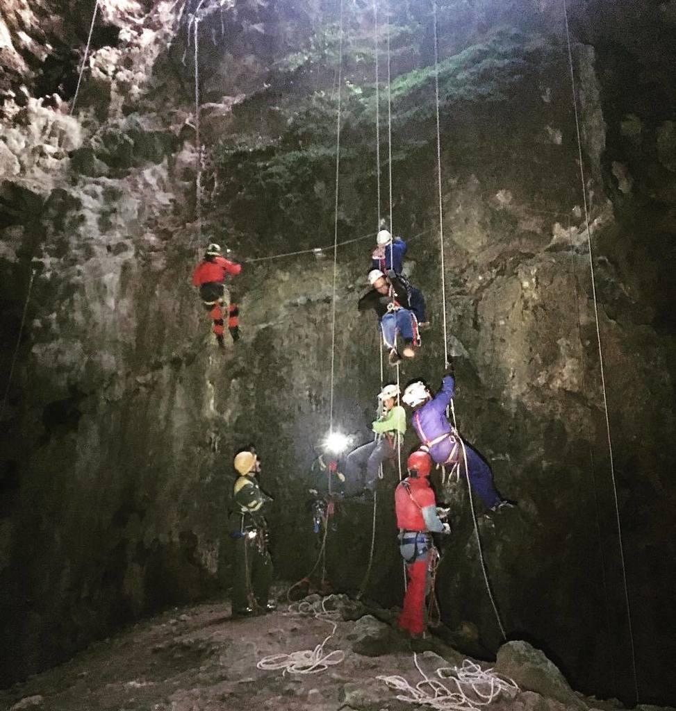 cegraciacat's tweet photo. 1er dia de #curset #espeleo del @GIE_CEGracia #avenc geolegs. #cave #picoftheday #naturephotography #naturelovers #nature https://t.co/QHkrgUO6rx https://t.co/3Y7dqZE7sT