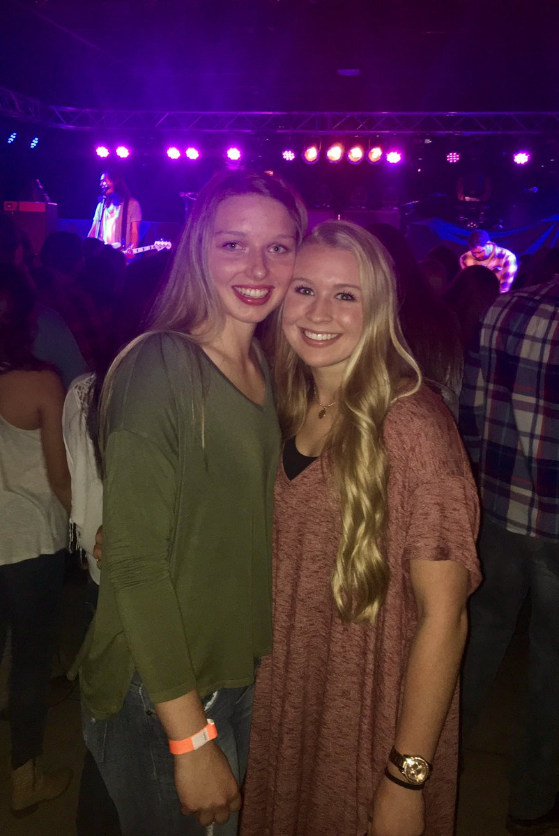 emilyhill_16's tweet photo. HAPPY HAPPY BIRTHDAY RILEY! Love and miss you so much! #roomies4life https://t.co/DRIIoUyUdb