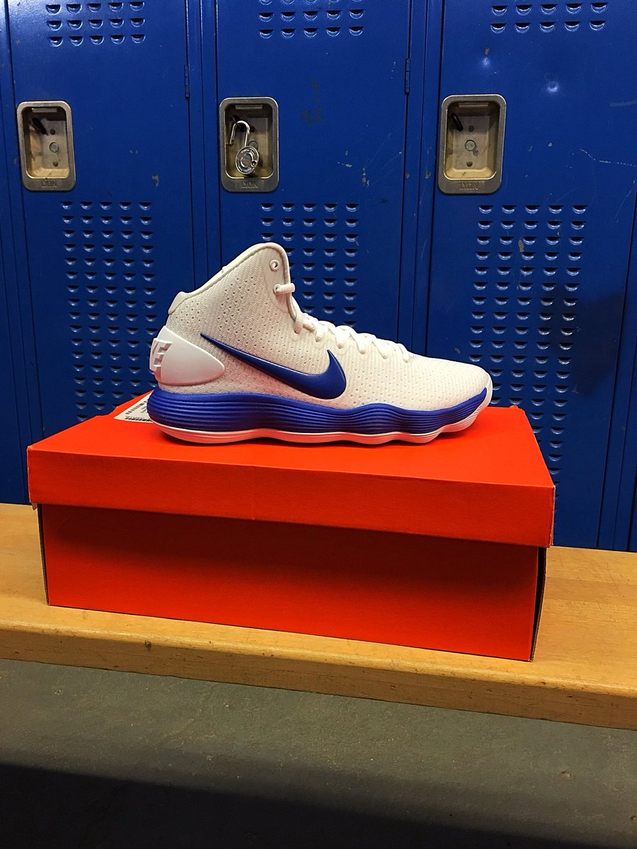 htape_swag's tweet photo. The 2017-2018 #HTAPE team shoe https://t.co/vaXcyobSlX