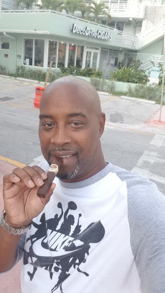 chibbs_1's tweet photo. Happy Cigar Saturday to all my cigars smokers #cigarlife @myguycigarclub https://t.co/HNZM6EvZIS