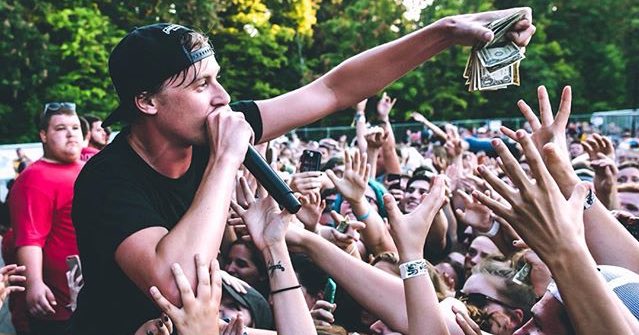 dereksteezpics's tweet image. warped tour may be coming to an end but we will never forget this iconic moment 💸