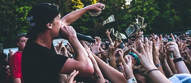 dereksteezpics's tweet image. warped tour may be coming to an end but we will never forget this iconic moment 💸
