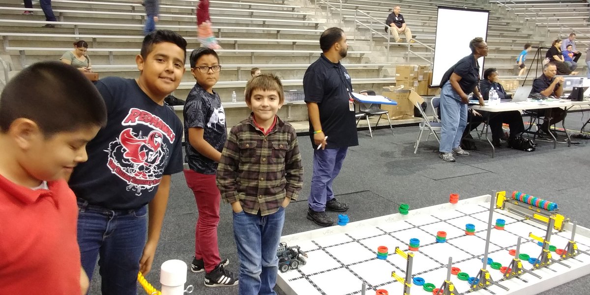 DISDSubs's tweet photo. VEX IQ #DallasISD scrimmage and mini workshop. Serving over 700 #FutureEngineers #CS4Dallas #CompSciTech home grown #engineersintraining https://t.co/Zxq2k5cL1E