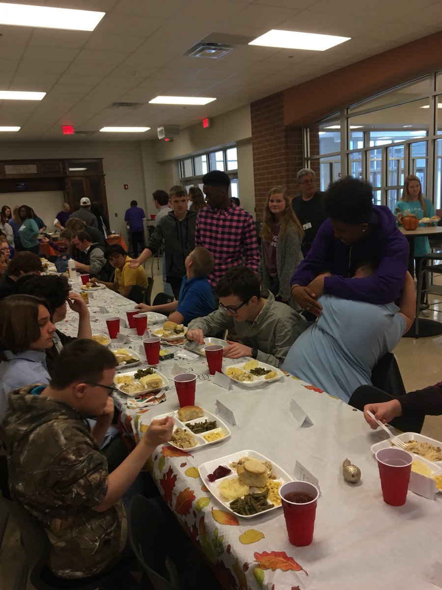rachlthomp11's tweet photo. On Thursday at our Best Buddies Friendsgiving, it was overwhelming to see how gracious the Mental Mules of Columbia were with their donations raised from their recent 24 hour walk. Thank you Mental Mules! @Buddies__CHS https://t.co/RxgeIcQESE
