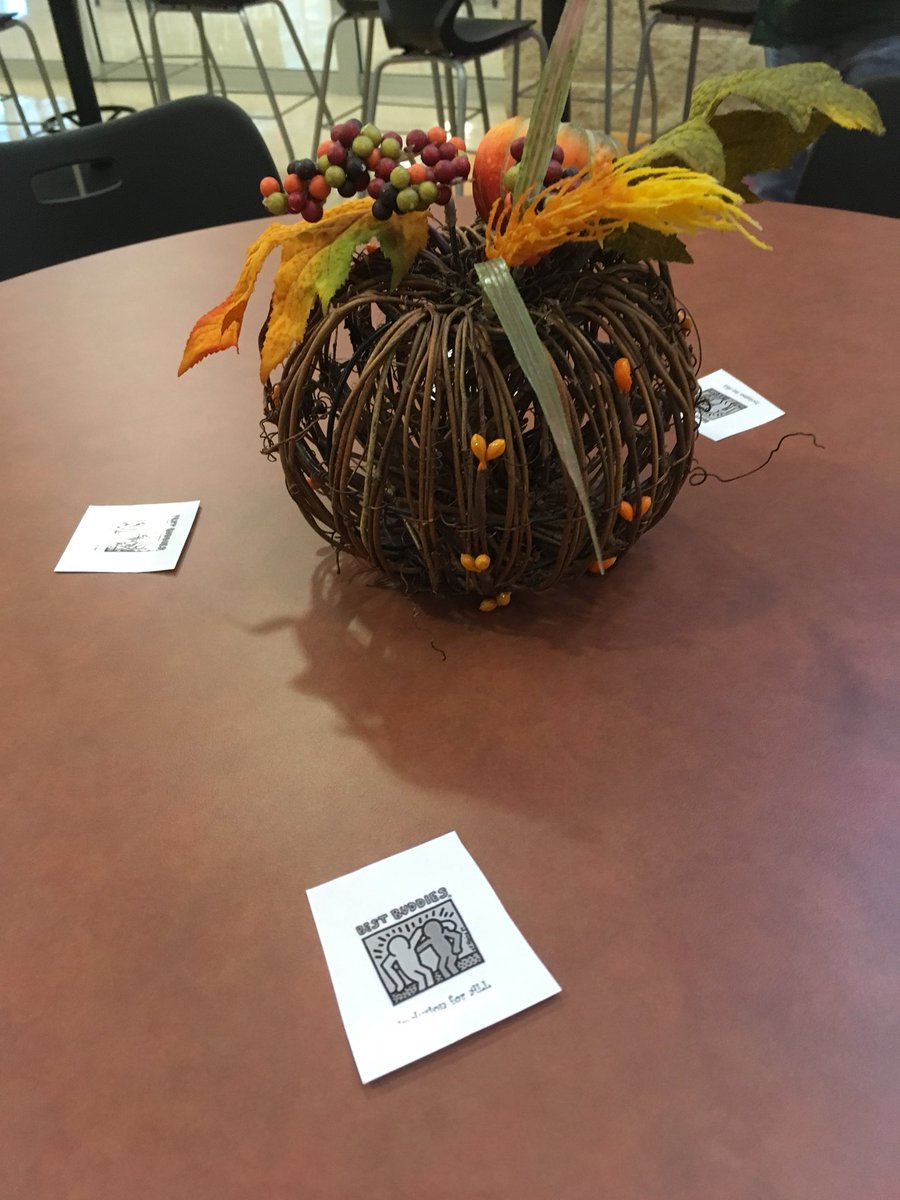 rachlthomp11's tweet photo. On Thursday at our Best Buddies Friendsgiving, it was overwhelming to see how gracious the Mental Mules of Columbia were with their donations raised from their recent 24 hour walk. Thank you Mental Mules! @Buddies__CHS https://t.co/RxgeIcQESE