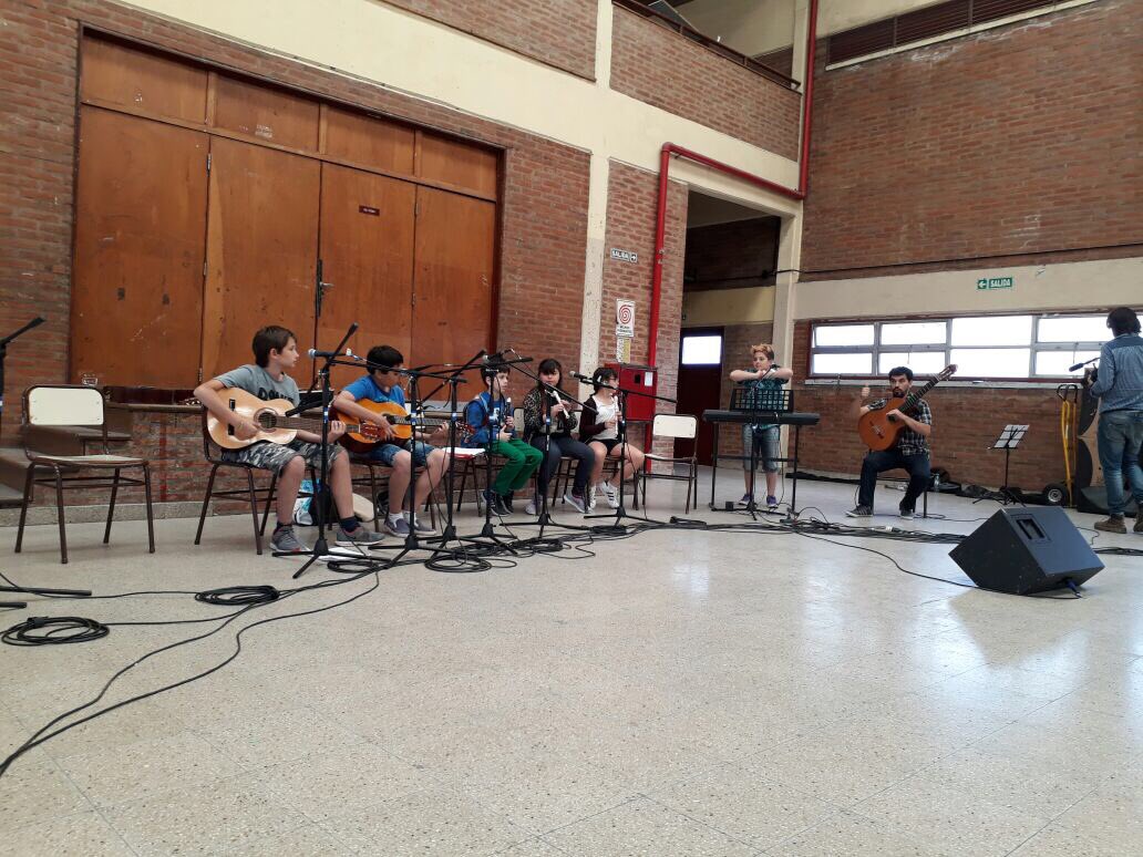 Ensamble Musical en Club de Chicos  La Boca junto a los chicos/as del Centro Cultural Julio Cortázar 
#DistritosEducativos
#CiudadEducadora