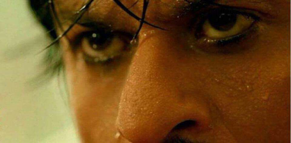 SRKUniverse's tweet photo. That moment when your boss assigns you work on a weekend.
#RaeesLook 🔥🔥 https://t.co/9lTrWYNLOd