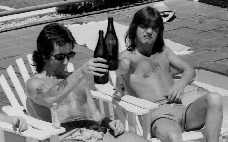 timanderson537's tweet photo. Powerage outage.
Malcolm Young, we salute you. https://t.co/bAfARxGwv9