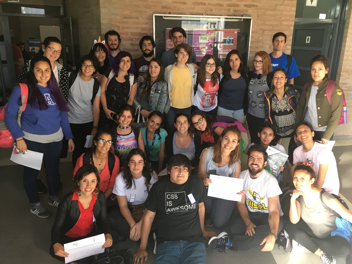 pyconar's tweet image. Las que se quedaron hasta el final del taller de programación para mujeres!🙌🏽 #DjangoGirls un éxito #Pyconar2017 #Pyconar