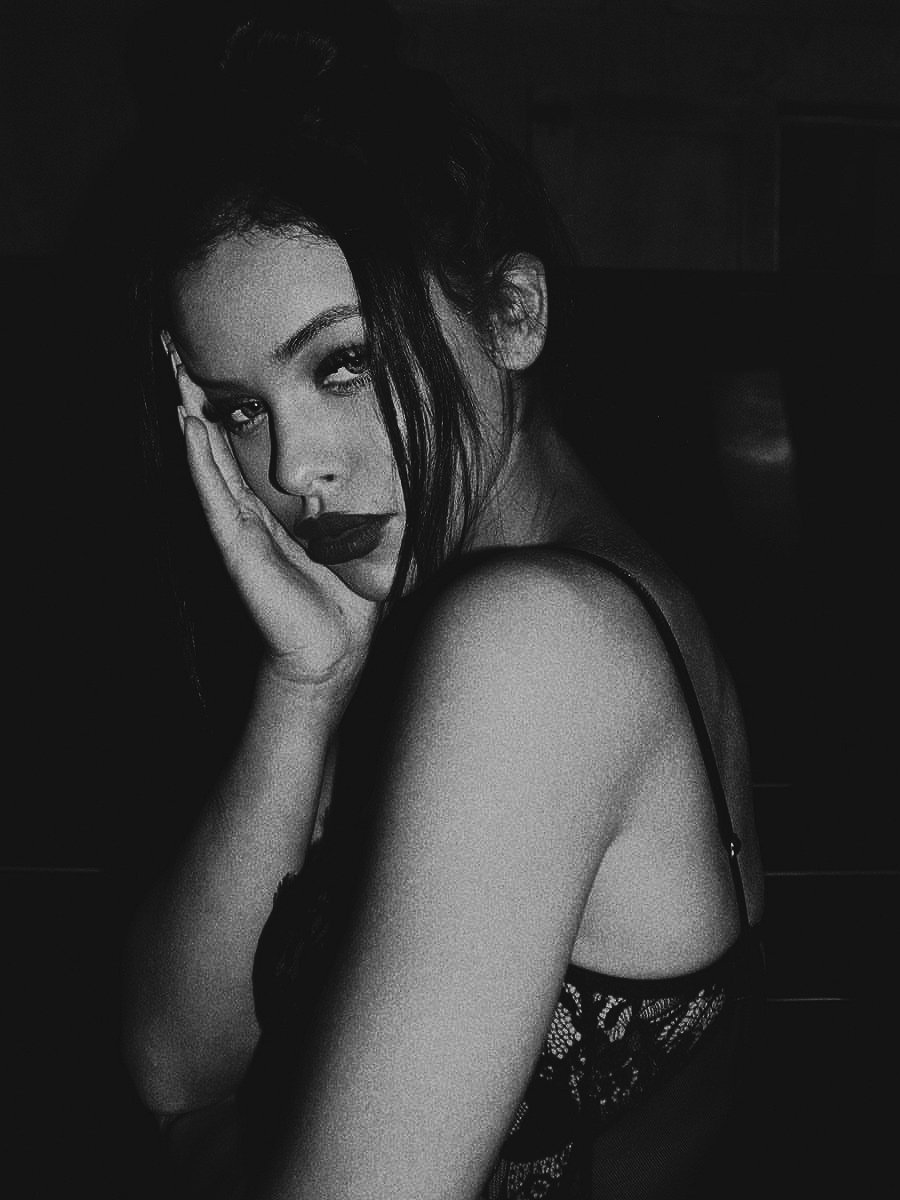 ㅤㅤㅤDevias estar aqui rente aos meus lábios para dividir contigo esta amargura dos meus dias partidos um a um.