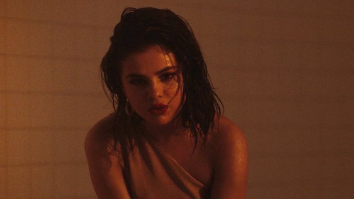 abbracciodemi's tweet photo. Dire che è troppo bona è infinitamente poco e adoro troppo il video. omg #WolvesMusicVideoTODAY https://t.co/Phci7xfPUY