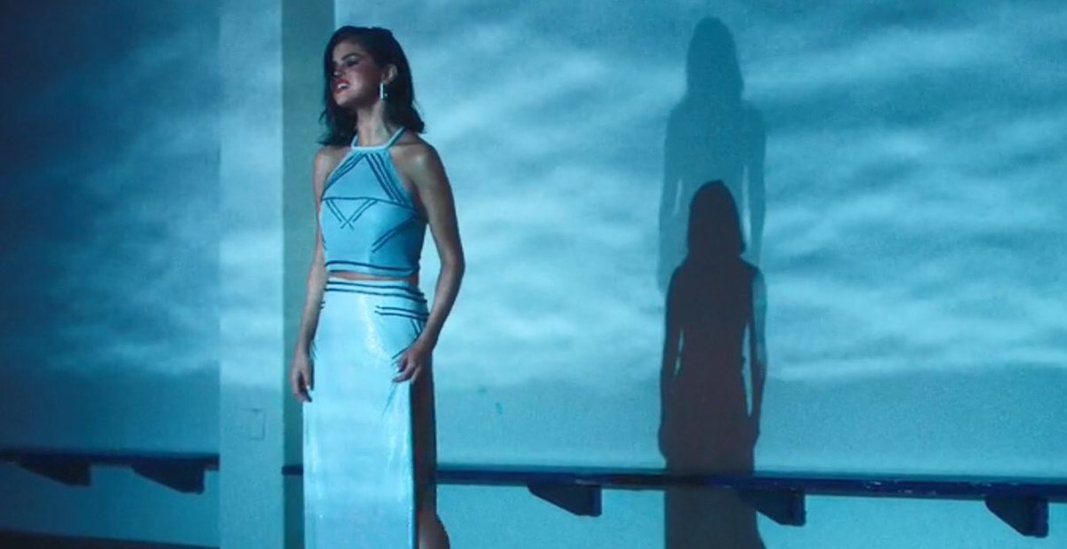 abbracciodemi's tweet photo. Dire che è troppo bona è infinitamente poco e adoro troppo il video. omg #WolvesMusicVideoTODAY https://t.co/Phci7xfPUY