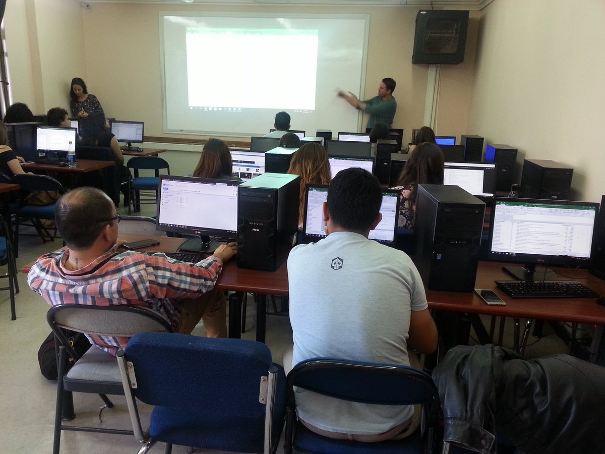 taniaorbe's tweet photo. Tom Sanderson de @cijournalism en su taller sobre datos para investigaciones internacionales en #PerDebate17 https://t.co/JdJKQv8Kwu