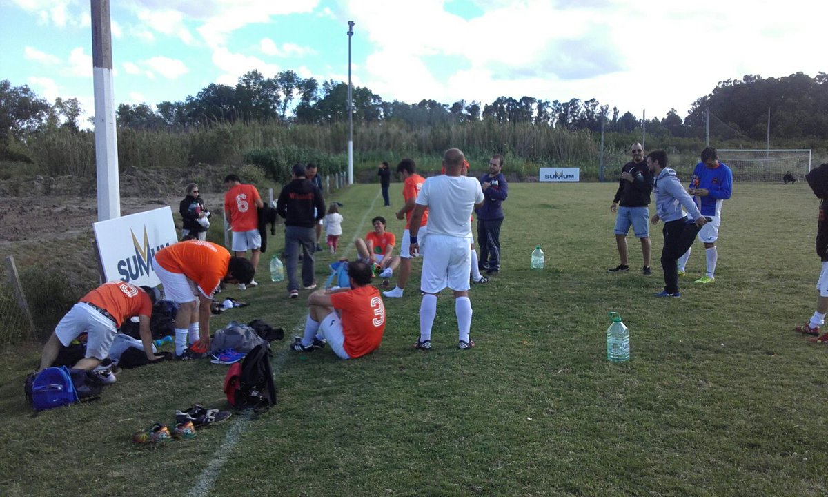 WolframioPre's tweet photo. Goleada 🆚 @familiar1937 4⃣ a 0⃣ de visita para seguir peleando la permanencia en la 🅰!
🍊 @Marquitosf10 
🍊 Gustavo
🍊🍊 @TatyCunha55 
#EstoesWolframio @Wolframio_U ⚽🔴🐺 https://t.co/wyIpgCejRR