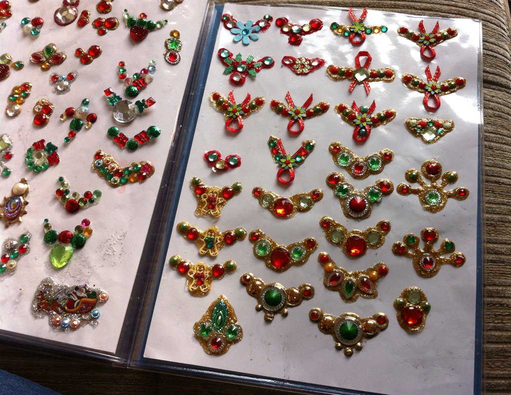 LeenasinghL's tweet photo. Any #facepainter #bodypainters want some my #blingclusters message me @WokingMarket @LorisCreations #glitter #bindi https://t.co/jRak0PjvEc
