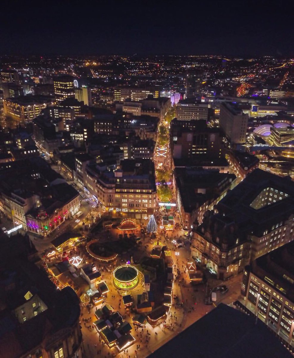 Frigging love my home city!! Impressive shot of the Frankfurt Christmas Market that brings around 4M people into the city every year. (Image: IG: Clayt_)