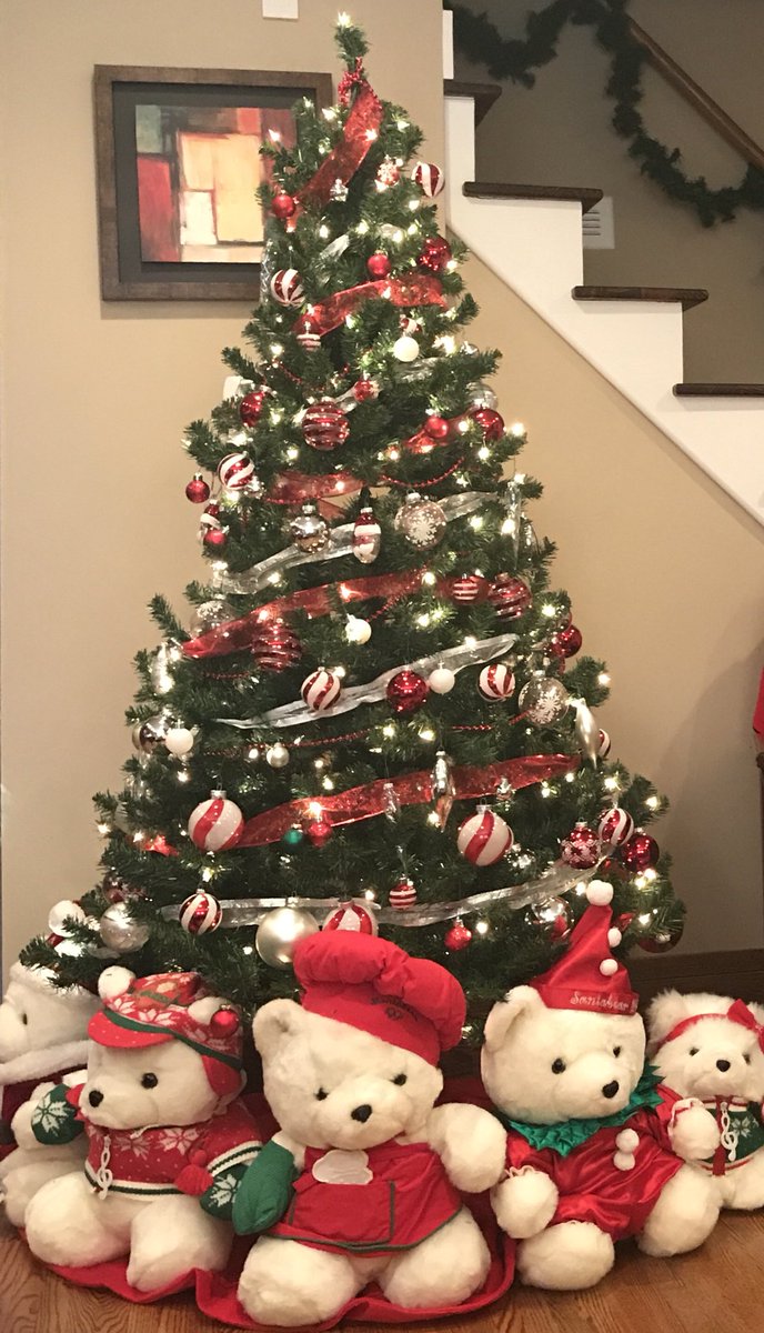 Brwer's tweet photo. It’s begining to feel like christmas in my house with classic christmas music playing #santabears #decorating #feelingliketheholidays https://t.co/kHhT6xvDuK