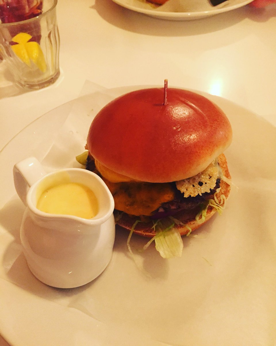 nickturner1980's tweet image. I feel terrible cheating on @barnyardbirds but this was incredible! #byronburger 🧀🤗🙊