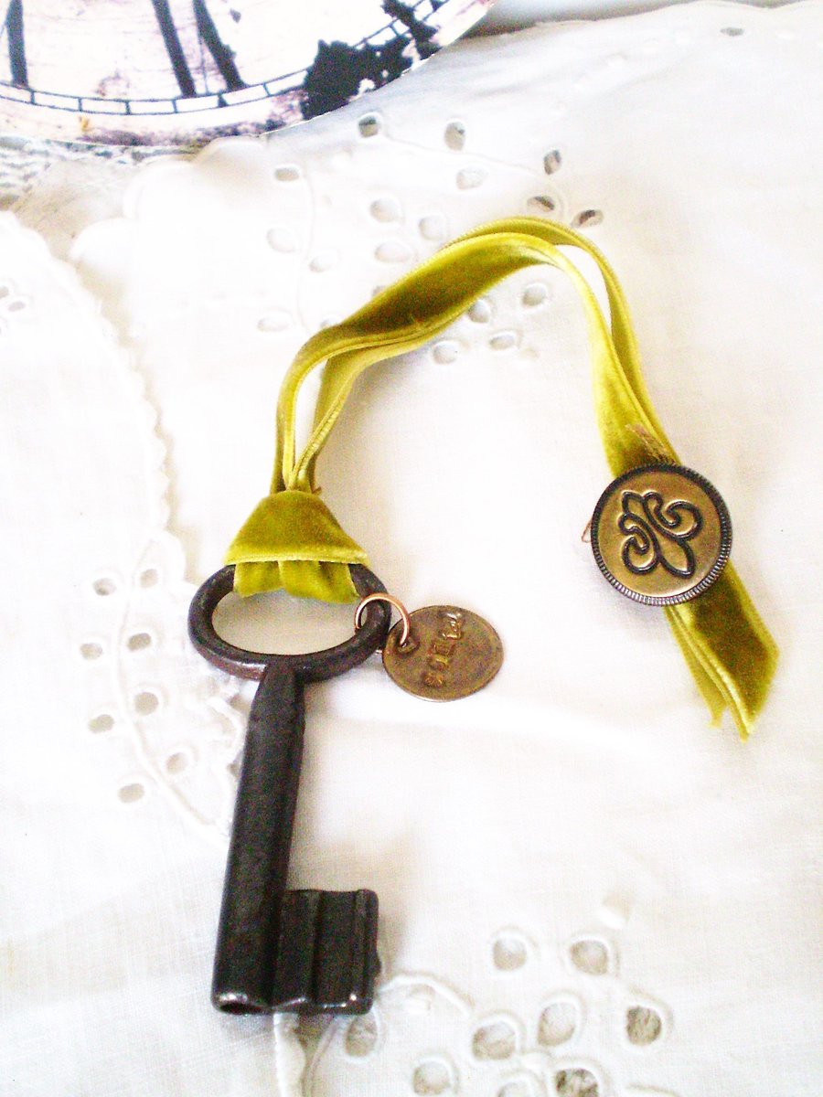 Joannetcetera's tweet photo. Excited to share a favourite from my #etsy shop: Santa's Magic Key - Vintage Skeleton Key - child's keepsake gift, Christmas Holiday tradition, tree ornament, Love Santa, vintage buttons #christmas #santasmagickey #holidaytradition https://t.co/1172iCk2q2 https://t.co/V21ArieALA