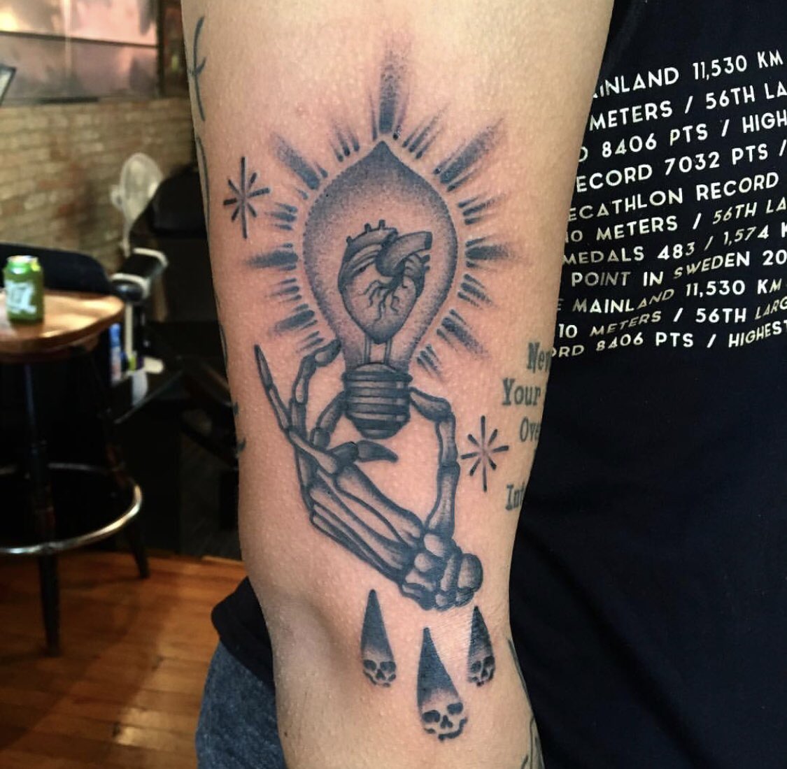 KustomHustle's tweet photo. #MichaelFerrera #skeleton #handtattoo #lightbulb #heart #anatomical #blackwork #dotwork #kht #tattoosavannah #dosavannah #savannah #georgia #tattoo https://t.co/sZDynF1ogZ