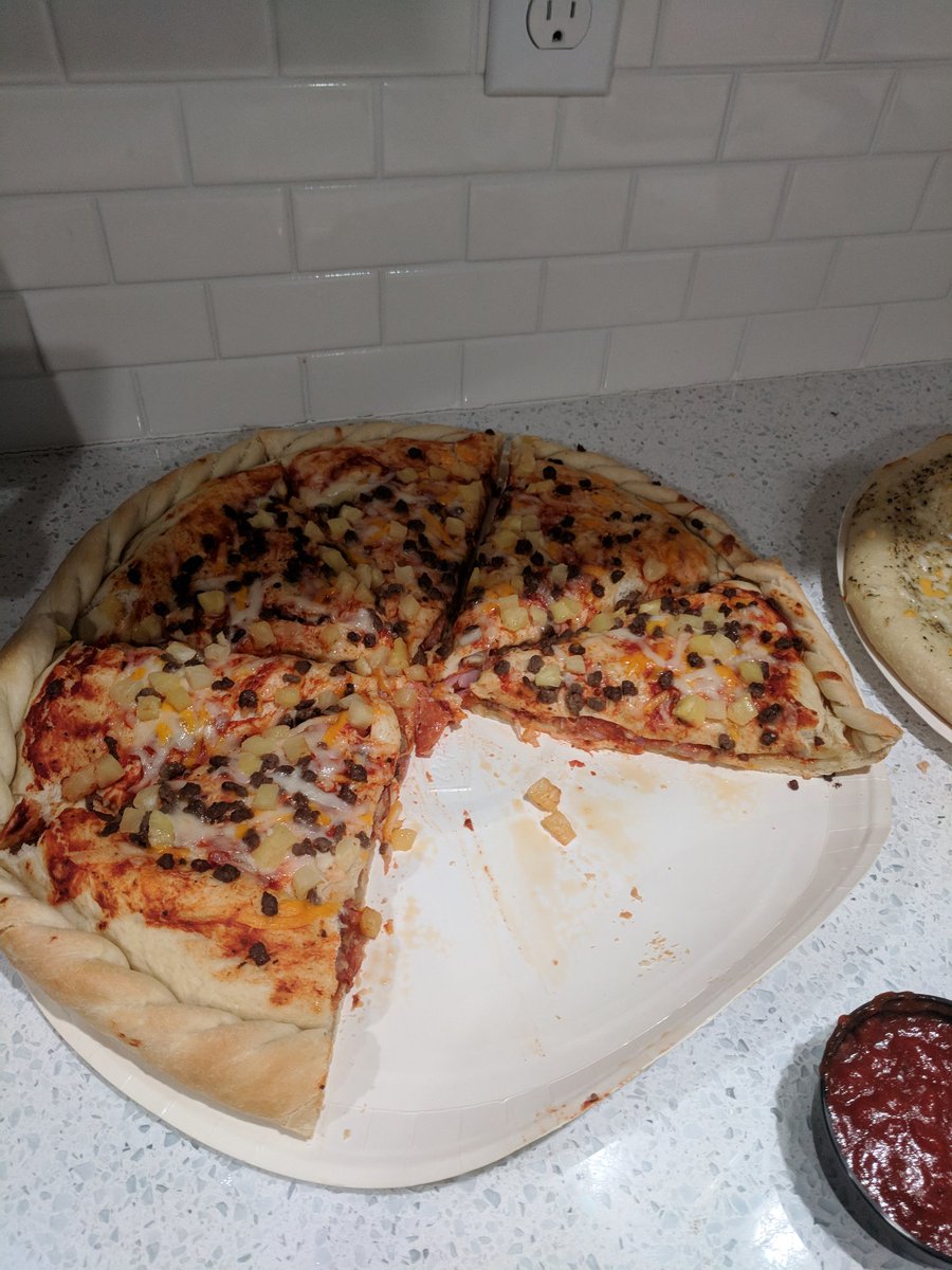 tfw I want to try this pizza but @EnVy_Talespin will remove me from friends if he finds out