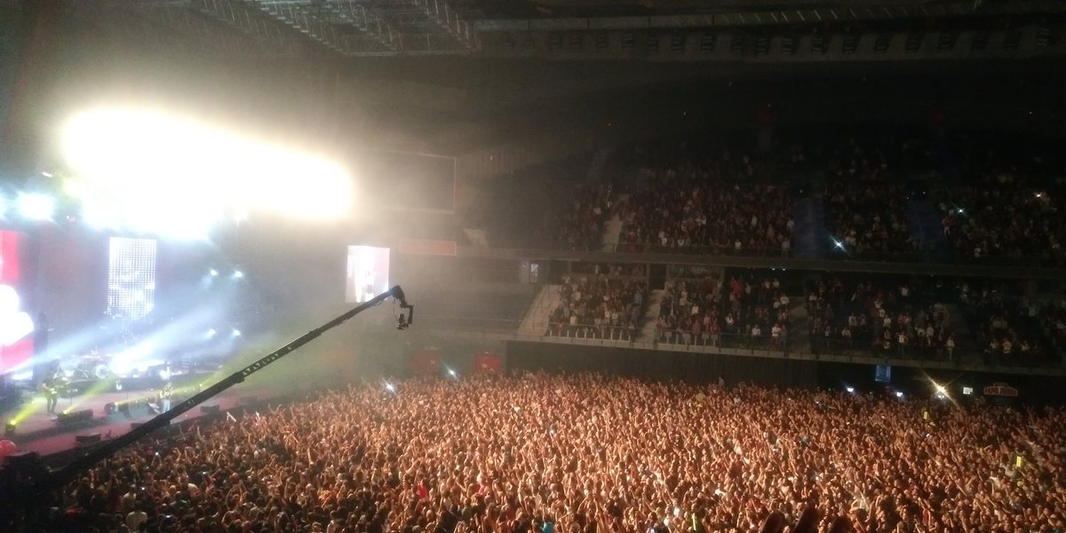 "Todos los raros fuimos al concierto". Pues sí, <a href="/loveoflesbian/">Love of Lesbian</a> . Gracias.