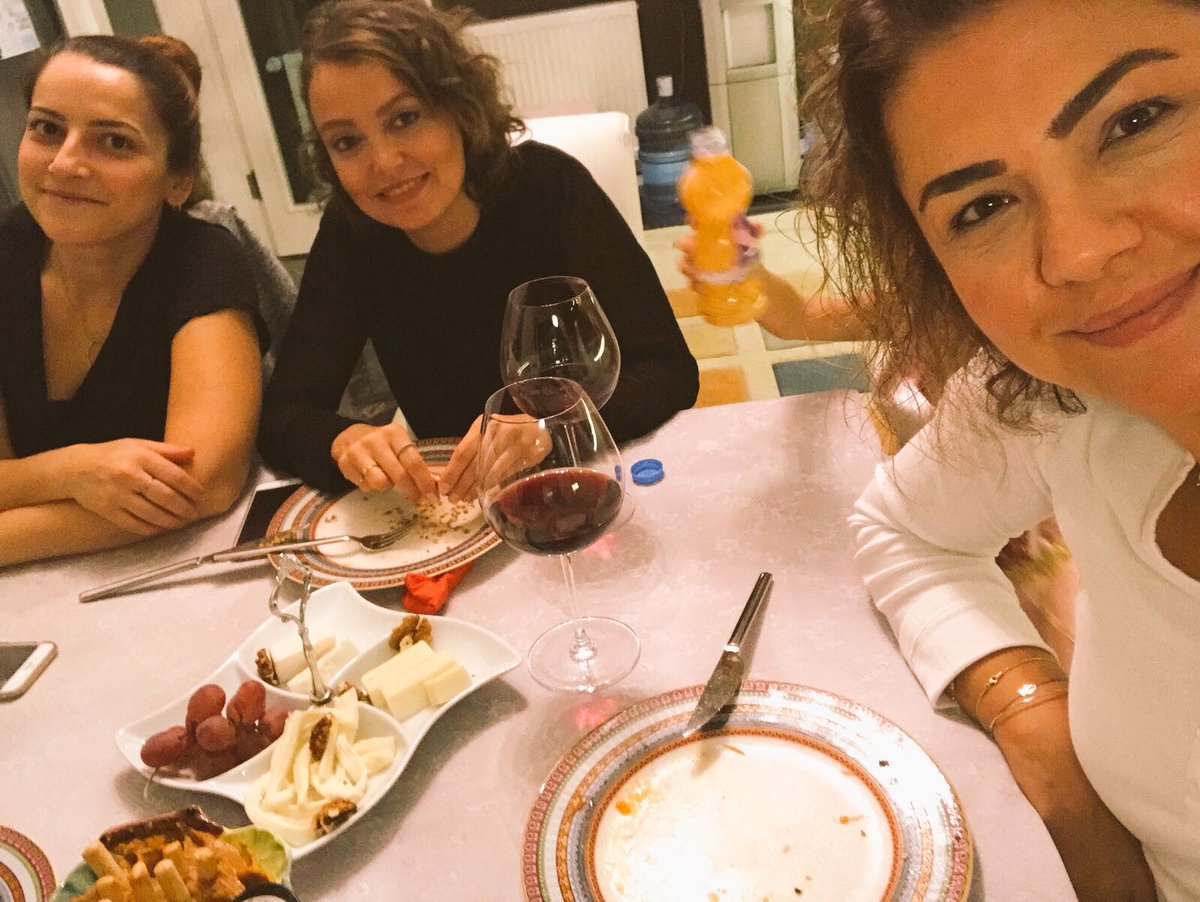 Bunu da buraya bırakır #takibetakip der kaçarım! Boş tabak,rujlu bardak,sevgi dolu bakan gözler ama en güzeli ne olursa olsun dürüst olan diller var!hatanızı düzelten insanlar dostumuzdur💞ikinizi de seviyorum kızlar,hep kalın burda 36 numara kalbimde😄#oldiesbutgoldies #ıloveu🌈