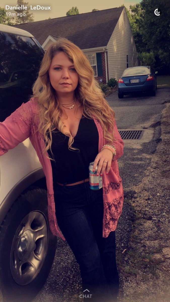 DanielleLeDoux2's tweet photo. ANY COUNTRY BOYS OR SUGAR DADDIES OUT THERE LOOKIN FOR A NATTY DRINKING JEEP DRIVING COWGIRL??? #single #readytoFLAMINGLE #answersDMs https://t.co/N9r454nyQv
