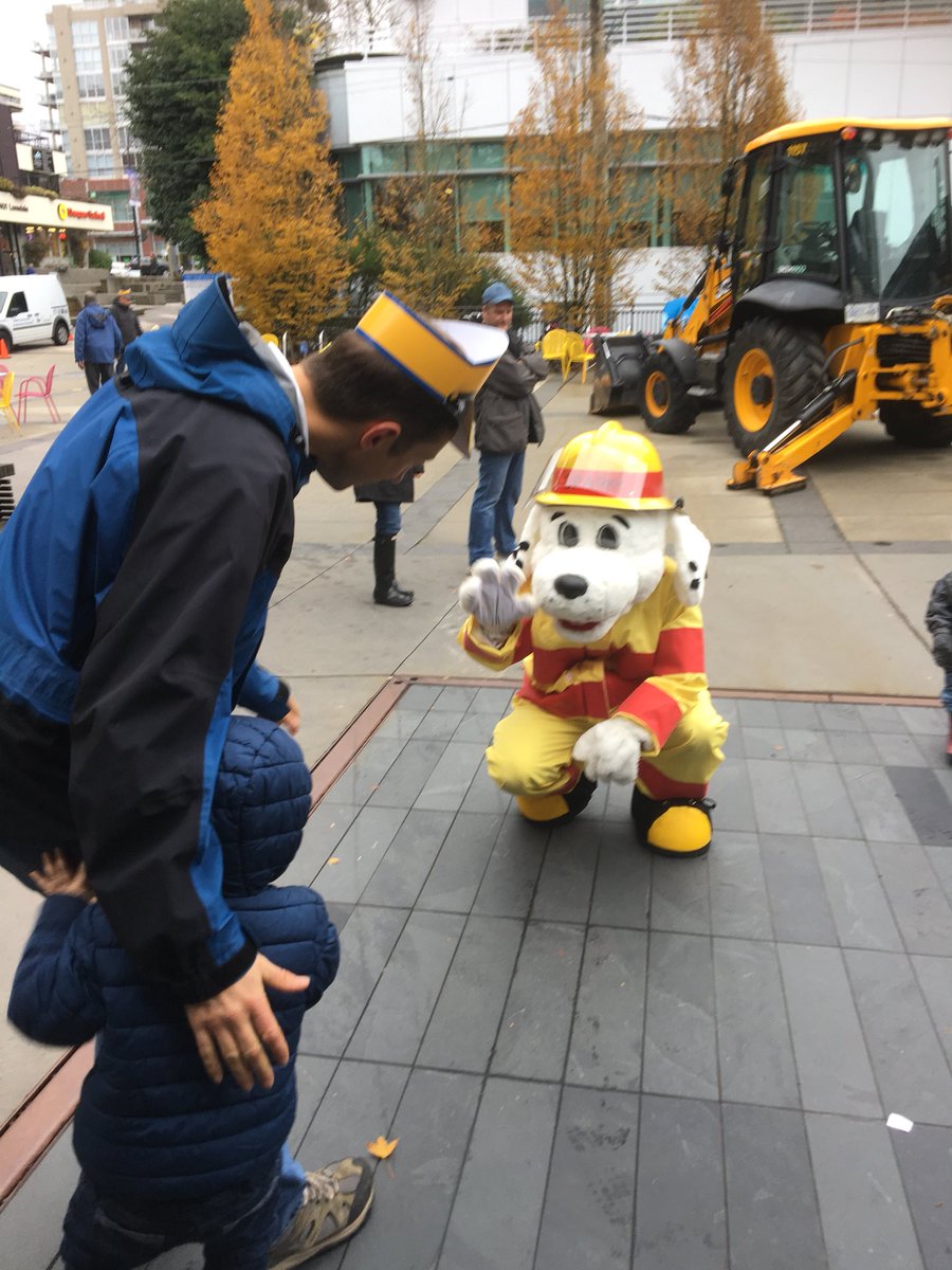 Kids in the Hall, havin’ a ball.  So much to see and do. Here till 4. #NorthVan https://t.co/SNmvK62ntJ