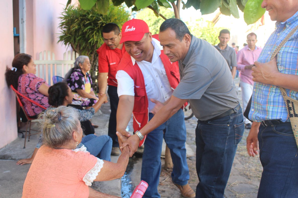 fm_1932's tweet photo. Nuestro futuro diputado @MiltonGaray80 y Nuestro futuro Alcalde Amado López en visita casa X casa en Tenancingo.
#PorNuevasVictorias 
@FMLN_Cuscatlan @FMLNoficial https://t.co/0Gv3ZspIQO