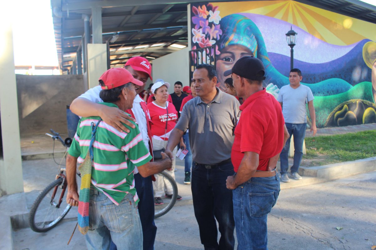 fm_1932's tweet photo. Nuestro futuro diputado @MiltonGaray80 y Nuestro futuro Alcalde Amado López en visita casa X casa en Tenancingo.
#PorNuevasVictorias 
@FMLN_Cuscatlan @FMLNoficial https://t.co/0Gv3ZspIQO