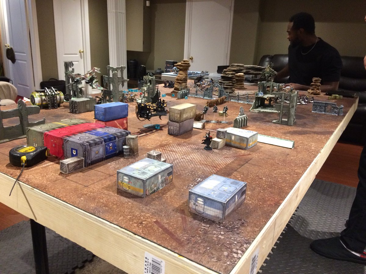 In the middle of our #warhammer40k battle with <a href="/KyFer3D/">KyFer</a> @thekevfernando <a href="/The_Cide/">Julio Ordóñez</a> for our <a href="/ExtraLife4Kids/">Extra Life</a> !