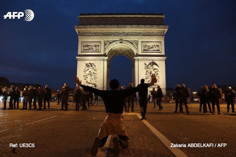 ZakriaAbdelkafi's tweet image. Un millier de personnes ont manifesté aujourd'hui à Paris contre la mise en esclavage de migrants en Libye 🇱🇾#AFP