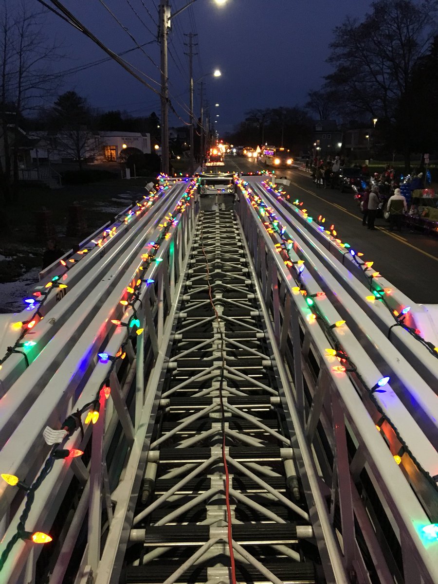 It’s almost parade time! What a view! #sparkysfiresafechristmas @CitySSM https://t.co/ZDTOv2Z0cW
