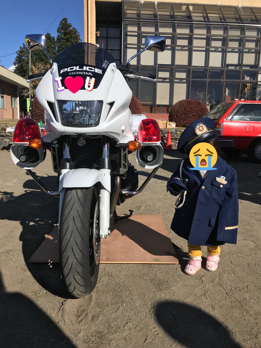 yumtam927's tweet photo. 白バイの前で写真撮ったんだけど、娘がギャン泣きしたら周りにいた警官の方々が『泣かしたの僕じゃない��すよ！💦』とか言い合ってて可愛かった← https://t.co/R4AaM9VrPM
