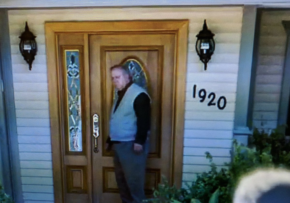 aRTShrian's tweet photo. @NBCThisisUs @ThisIsUsWriters @kenolin1 @justinhartley Is #KevinPearson shocked/sad cuz he can't believe how the house number changed from 1646 to 1920 (right in front of him!)? Or there's a mystery behind it (yet to be revealed)? 🤔🤔 #ThisIsUs https://t.co/wWIqZzuxkO