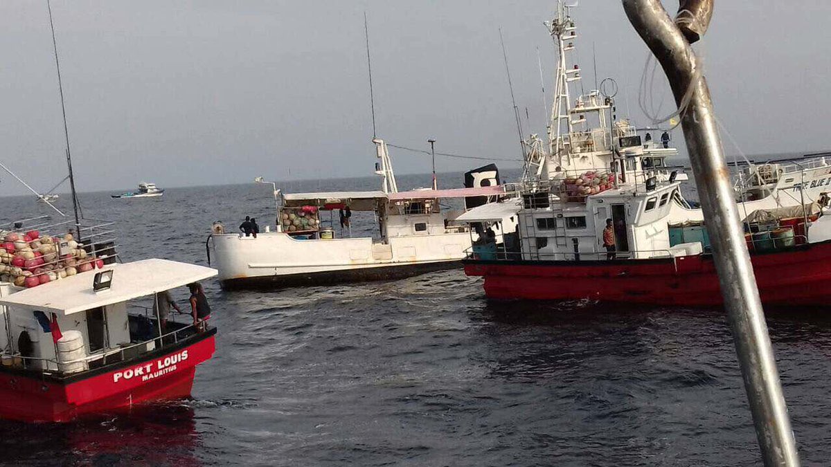faraa_farhaan's tweet photo. Raajjeyge Igthisaadhy sarahahdhah 4 Boat Vagah vadhaefai vumun Haama kohdheny @MNDF_Official #Boduthanun #Fail vefaivaakan https://t.co/i5rfa4DMVo