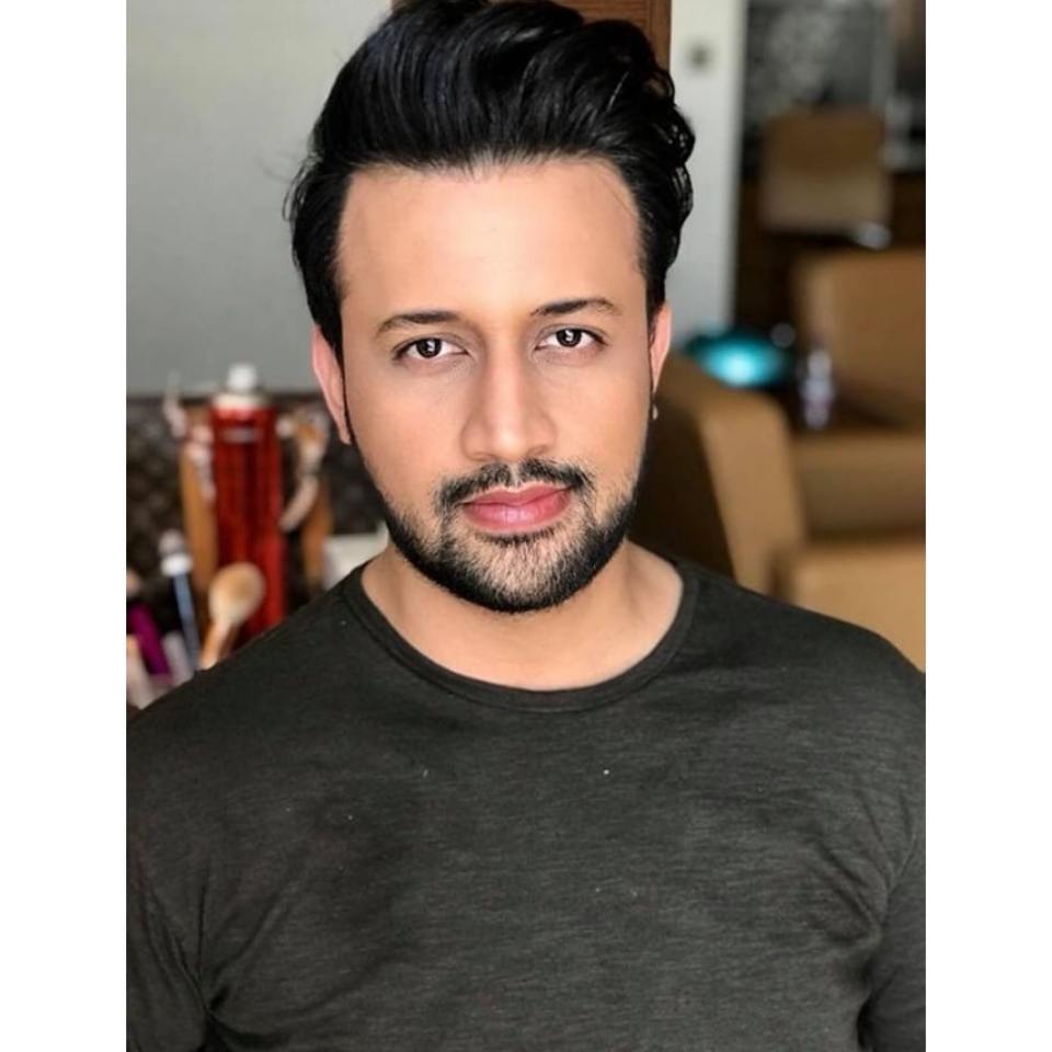itsSyedShah's tweet photo. 😃Good Morning Fans 😃
• • • Aaaaaapki aaankhon men kuchh,mahake hue se raaz hain......❤
Mmmmm.......aaaapki khaaaamoshiyaan bhi, aapki awaaz hai...
Aapki ankhon mein kuch ...
#atifaslam #aadeez #unyakeenable #MUFC https://t.co/LD8hdfLwav