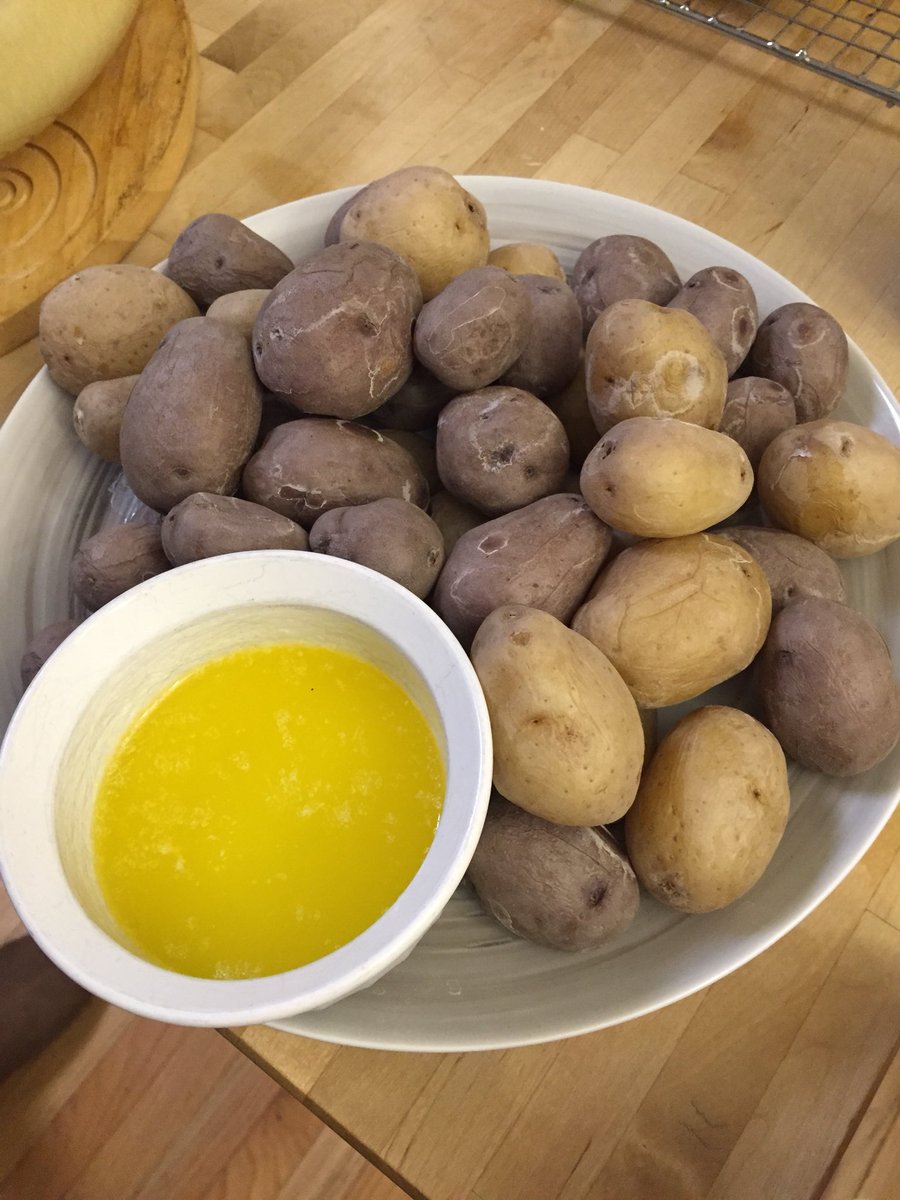 MariaGiuliaLazz's tweet photo. @food wishes Syracuse potatoes.  The most flavorful potatoes ever. https://t.co/gMr59OkJe8
