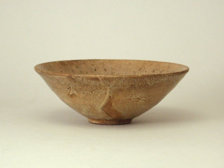 李朝時代初期の堅手平茶碗です。使い込まれて出来た渋く深みのある色調