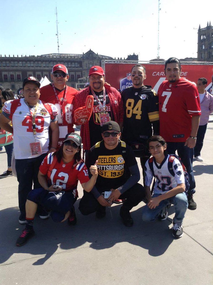 memesnfl_xtremo's tweet photo. Aficionados 🅱ergas #NFLFanFest #NFLMÉXICO  @gabbie_viquez @Touchdwnmx @MigueJimenez78 😂💞🏈👏 https://t.co/spRy2rm2MC