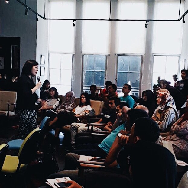 NextDev_id's tweet photo. Acara Bootcamp hari ini dimulai dari sesi diskusi di kelas Yosanova Savitry - Principal Markplus,inc tentang public speaking untuk para TOP 20 #NextDevCompetition #NextDev2017 https://t.co/mMG57hrqVB
