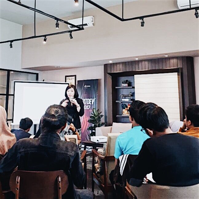 NextDev_id's tweet photo. Acara Bootcamp hari ini dimulai dari sesi diskusi di kelas Yosanova Savitry - Principal Markplus,inc tentang public speaking untuk para TOP 20 #NextDevCompetition #NextDev2017 https://t.co/mMG57hrqVB