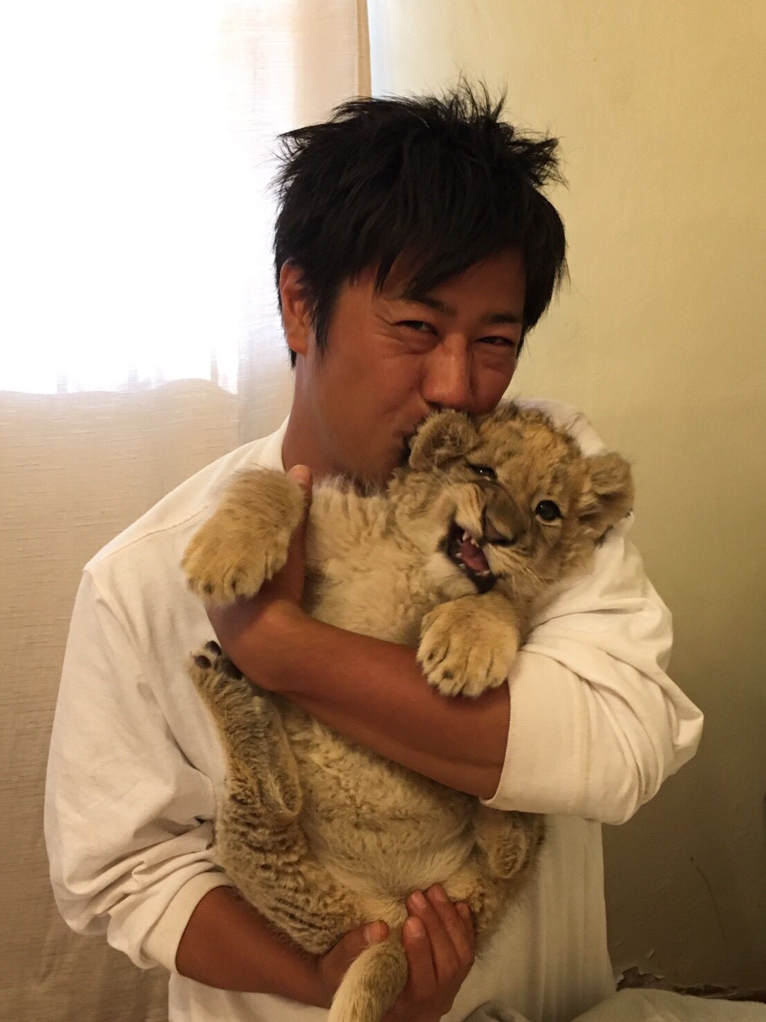 パンサー尾形 フジテレビ 本日19時から 仰天 こんなトコあったんだ 一度は行きたい世界の動物園 Amp 水族館ベスト10 南アフリカまで行ったんで是非見てください よろしくサンキューーー チビライオン嫌がってる T Co