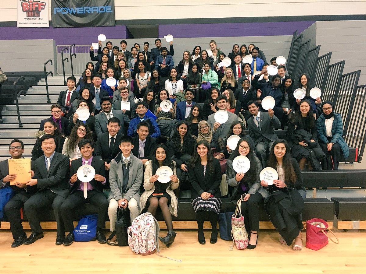 jac_inthebox's tweet photo. @TROY_MUN with their paper plate award winners 🍽🏆 #getmuney #SEMMUNA Thank you @BHHSModelUN for a great conference! https://t.co/h6ZJ5yFH4t