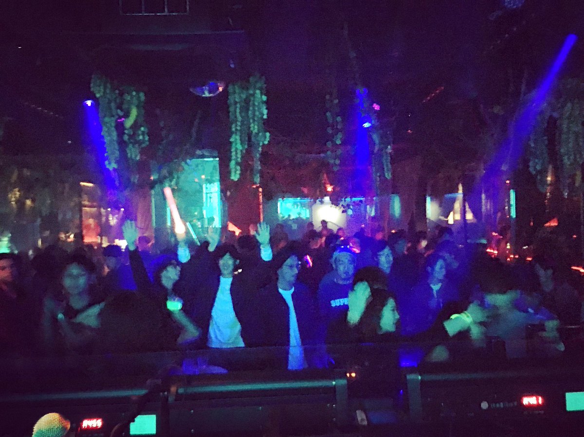 色s A Twitter ナイトクラビング 画像1 自分のdj中 お客さんの中で1番テンション上がってるのは太鼓持ち全快の俺の店のスタッフ 給料は上がりません 画像2 Vipルームにおっさんだけ 画像3 Hardfloorジャパンツアー大阪公演のポスター 画像4 Hardfloorに 色s A Twitter ナイトクラビング 画像1 自分のdj中 お客さんの中で1番テンション上がってるのは太鼓持ち全快の俺の店のスタッフ 給料は上がりません 画像2 Vipルームにおっさんだけ 画像3 Hardfloorジャパンツアー大阪公演のポスター 画像4 Hardfloorに