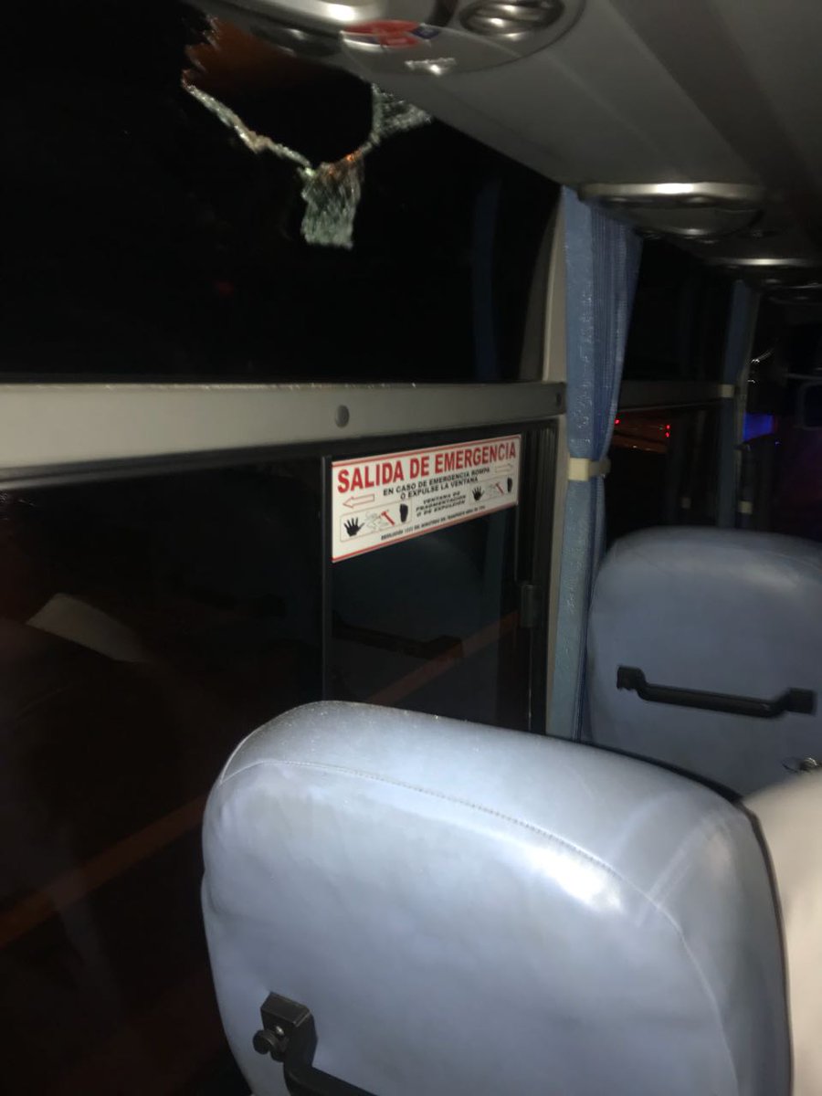 Dimayor's tweet photo. Informamos que el juego @JuniorClubSA vs @DeporPasto  se suspende por el ataque que sufrió el bus del club visitante a 14 kilómetros del estadio, resultaron afectados físicamente un jugador y dos integrantes del cuerpo técnico. El partido se jugará mañana a las 9 am. https://t.co/q7yQjdxCFg