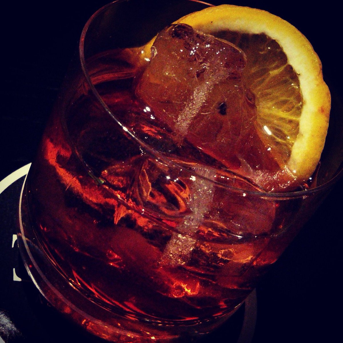 Mucho sabor en este cocktail a base de Campari, Gin, vermouth rosso y un particular ahumado de jarilla. Lindo nuevo rincón en la ciudad: Bowie Bar